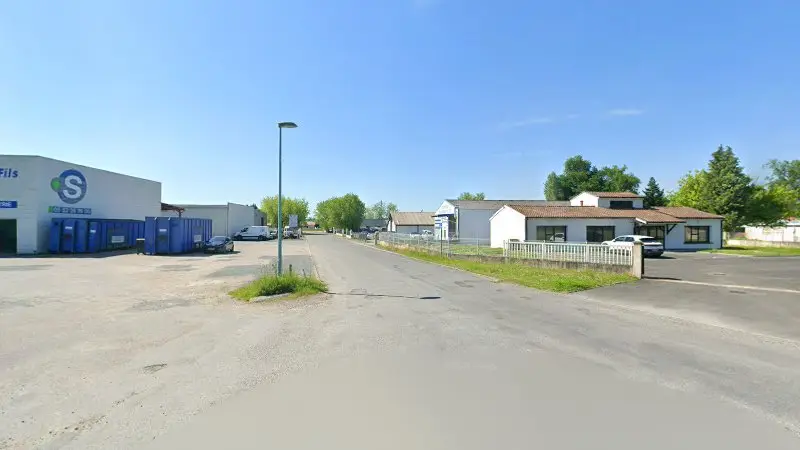 Vue de la rue devant Contrôle Technique du Port, Port-Sainte-Foy-et-Ponchapt