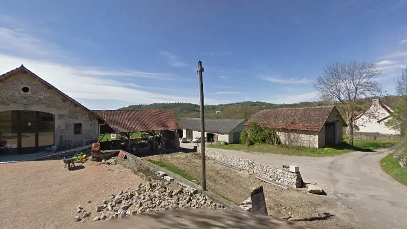 Vue de la rue devant Carrosserie de l’alzou, Mayrinhac-Lentour