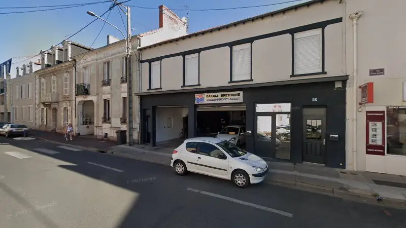 Vue de la rue devant TOP GARAGE - GTP AUTO BRETONNIE, Montluçon