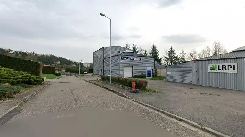 Vue de la rue devant LRPI Remanufacturing/Laurent RPI, Saint-Jean-Bonnefonds