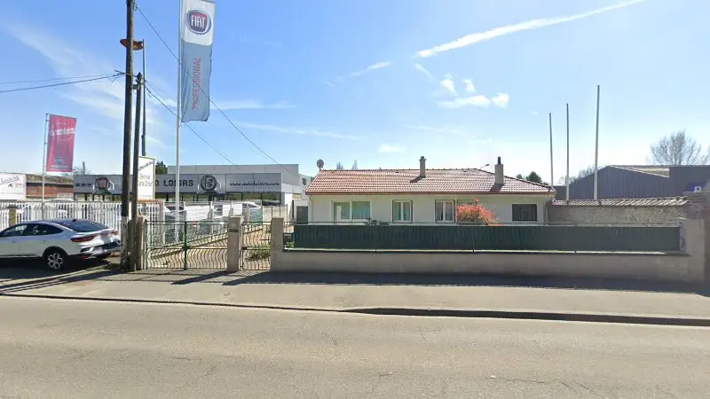 Vue de la rue devant AUTO LOISIRS Fiat, Gisors