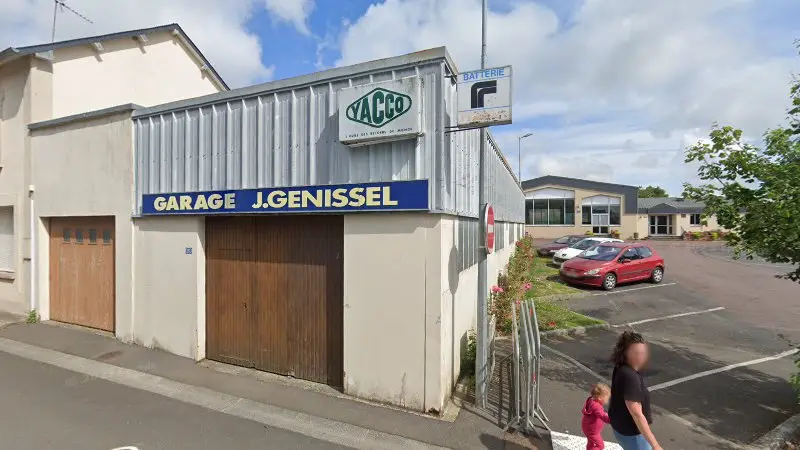 Vue de la rue devant Garage J.Genissel, Bellou-en-Houlme