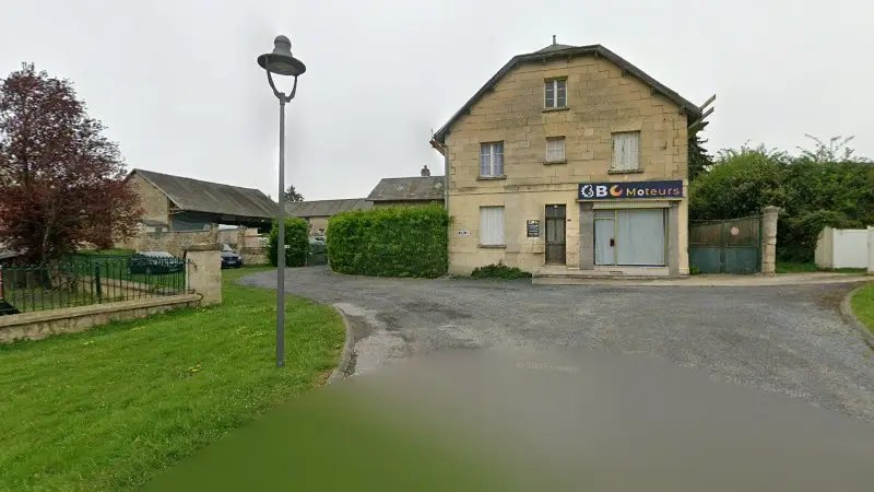 Vue de la rue devant BC Moteurs, Vézaponin
