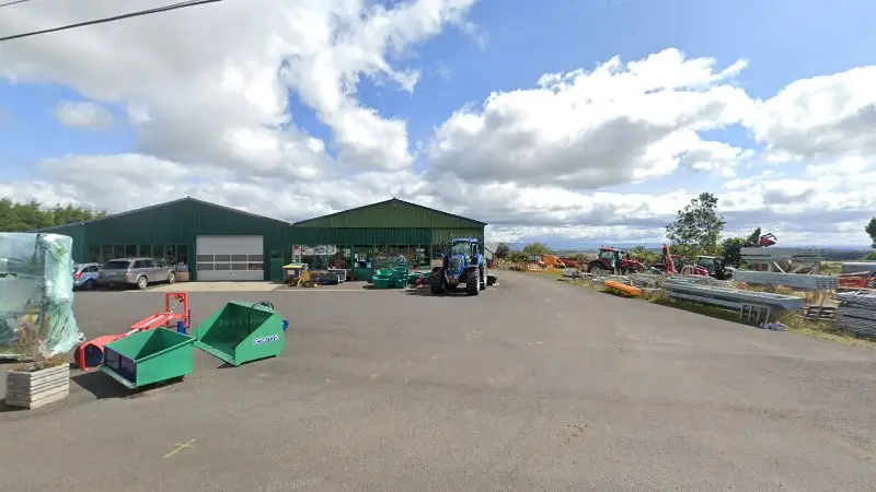 Vue de la rue devant Garage Vors - Vente et entretien Automobiles et engins Agricoles, Valuéjols