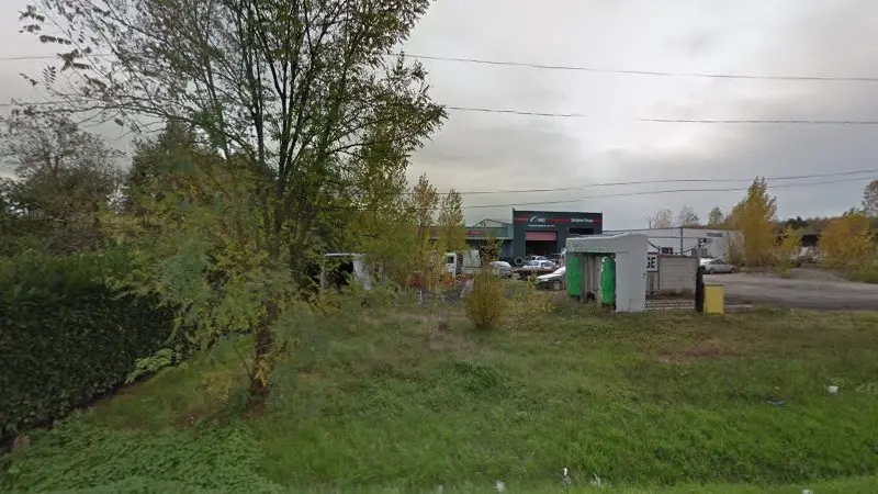 Vue de la rue devant LM Motors, Sérignac-sur-Garonne