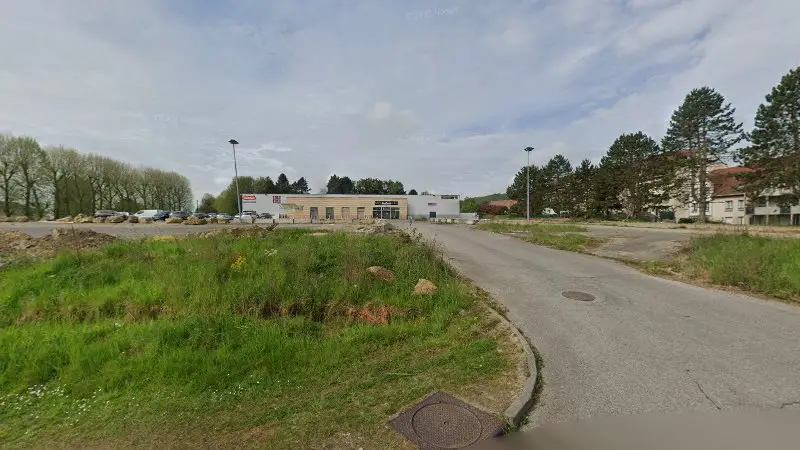 Vue de la rue devant Luxe auto picardie, Cambronne-lès-Ribécourt