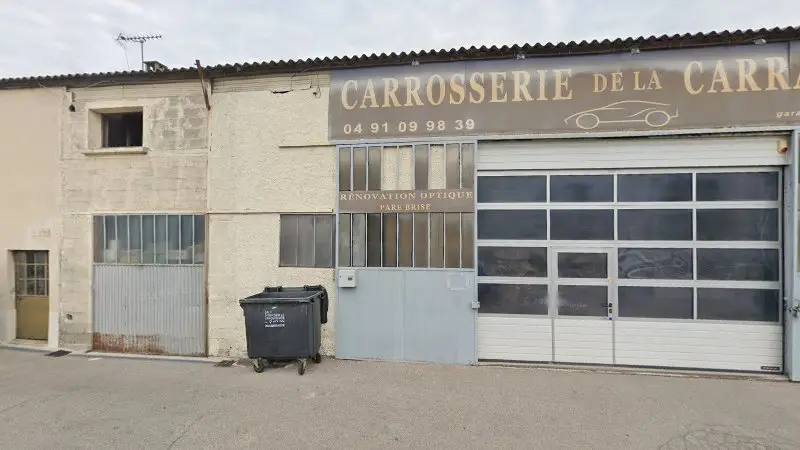 Vue de la rue devant la carrosserie de la carrairade, Le Rove