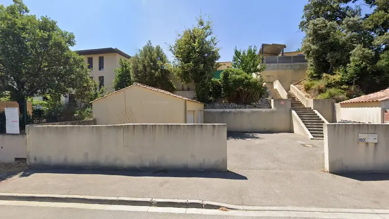 Vue de la rue devant Spark Motorsport, Aix-en-Provence
