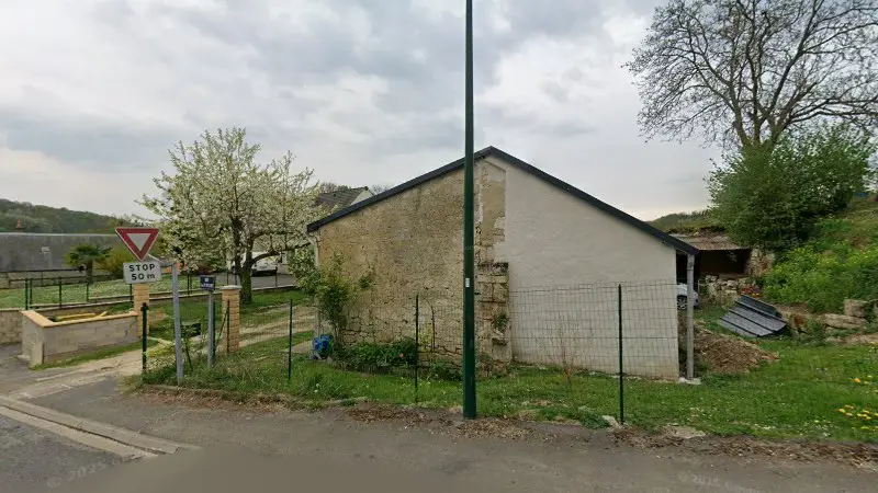 Vue de la rue devant La p'tite carrosserie, Braye