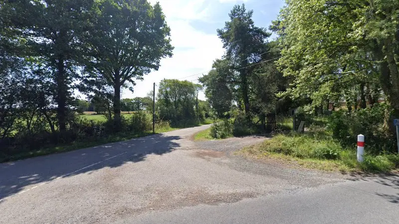 Vue de la rue devant Atelier mécanique du bocage, Le Temple-de-Bretagne