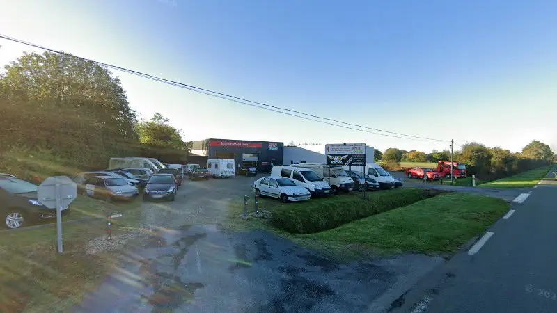 Vue de la rue devant Autoprimo - Garage Hameau Denis, Gennes-Longuefuye