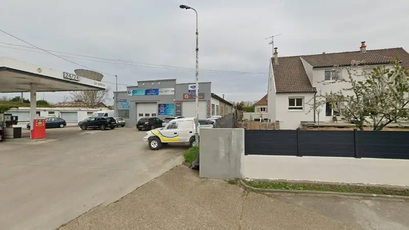 Vue de la rue devant TOP CARROSSERIE - P. ET A. AUTO 45, Saint-Denis-de-l'Hôtel