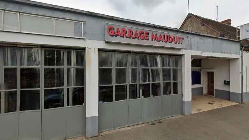 Vue de la rue devant Eurorepar _ Garage Mauduit, Unverre