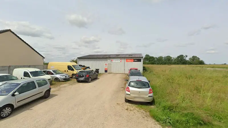 Vue de la rue devant Garage REVISAUTO, Réclainville