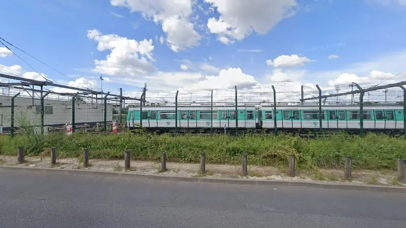 Vue de la rue devant Garage des métros de la ligne 8, Valenton
