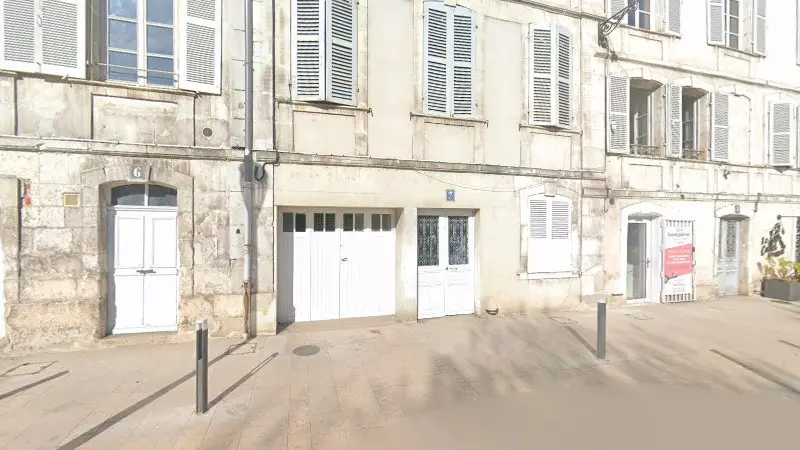 Vue de la rue devant Euro Car Masters, Auxerre
