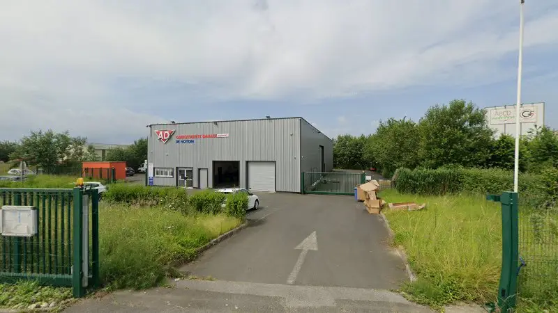 Vue de la rue devant AD Carrosserie ET Garage Expert de Noyon, Noyon