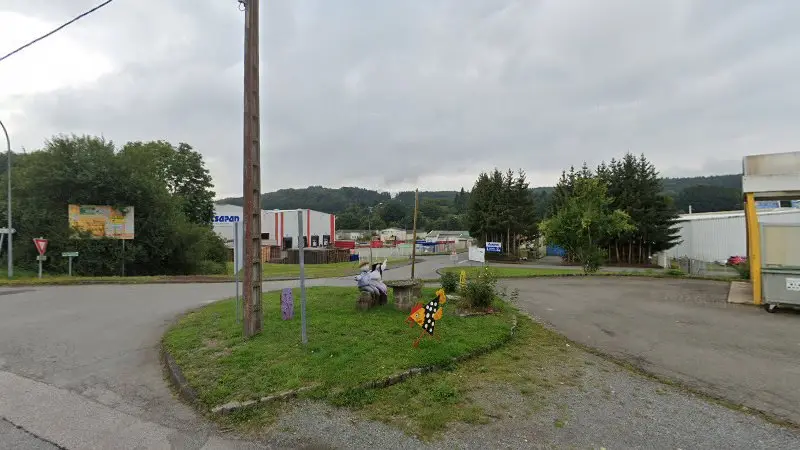 Vue de la rue devant S.A.R.L.Garage Tachard, La Courtine