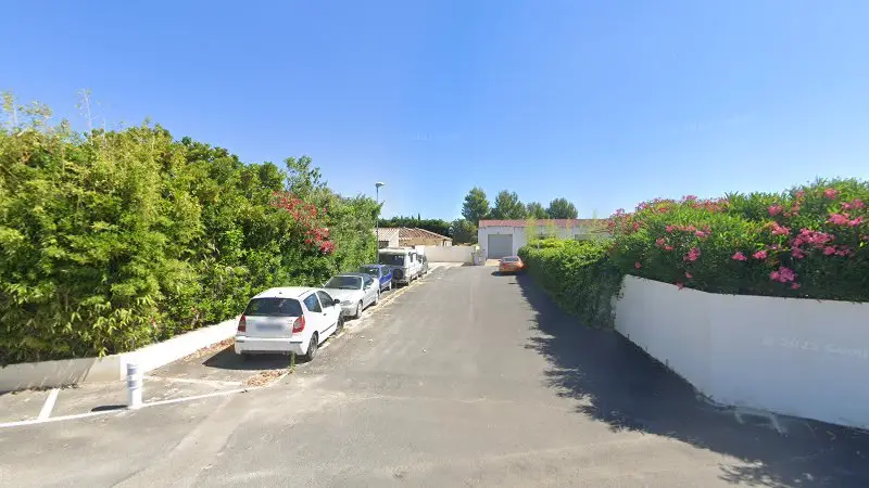 Vue de la rue devant garage adrien, Saint-Nazaire-de-Pézan