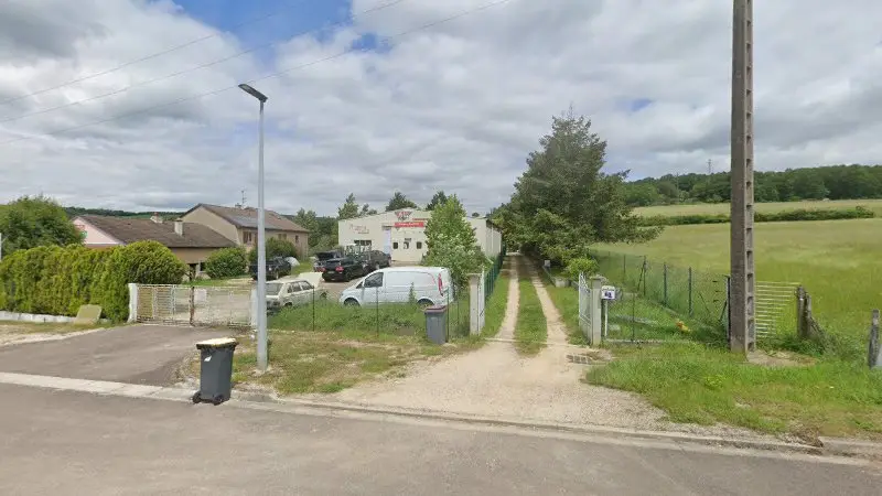 Vue de la rue devant AD CARROSSERIE GARAGE FRUTHIOT, Fain-lès-Montbard