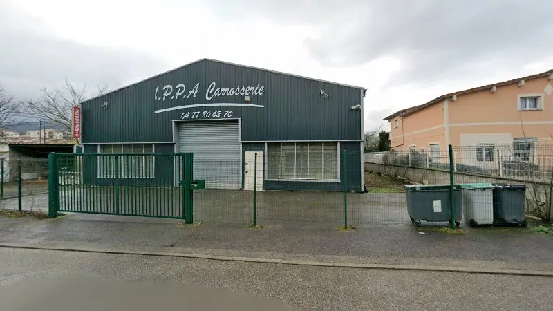Vue de la rue devant Ippa Carrosserie, La Ricamarie