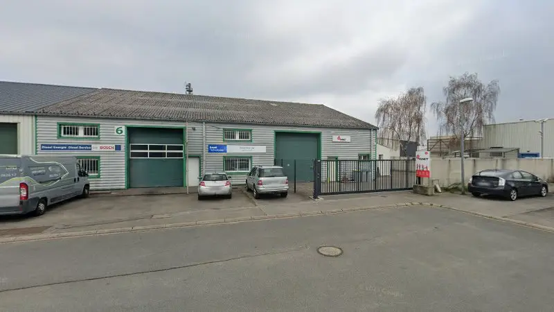 Vue de la rue devant Delphi Diesel Service Auto, Saint-Herblain