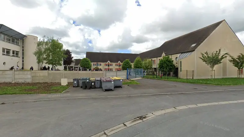 Vue de la rue devant AHD Automobile, Nogent-sur-Seine
