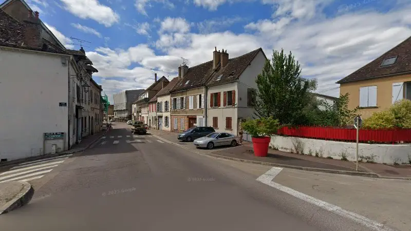 Vue de la rue devant Pelamourgues Sophie, Villeneuve-sur-Yonne