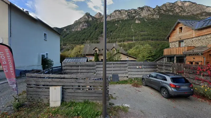 Vue de la rue devant Carrosserie du Riou, La Roche-de-Rame
