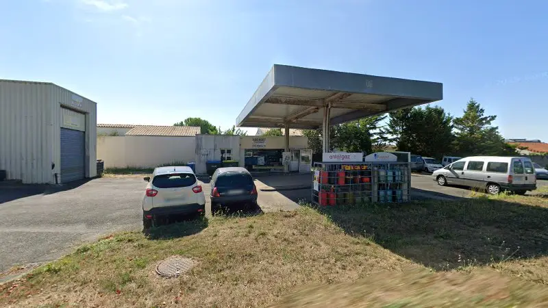 Vue de la rue devant Garage Michelet, Puilboreau