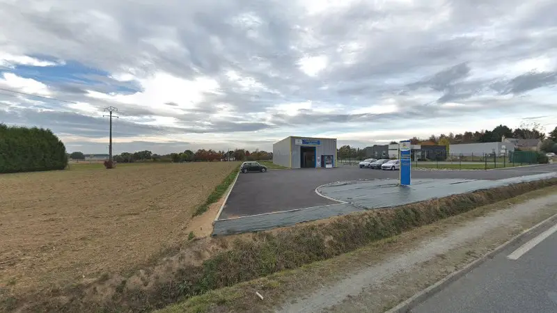 Vue de la rue devant AS Autosécurité Contrôle Technique, Louvigné-de-Bais