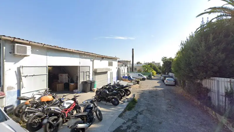 Vue de la rue devant Mecadel Tournage Fraisage, Antibes