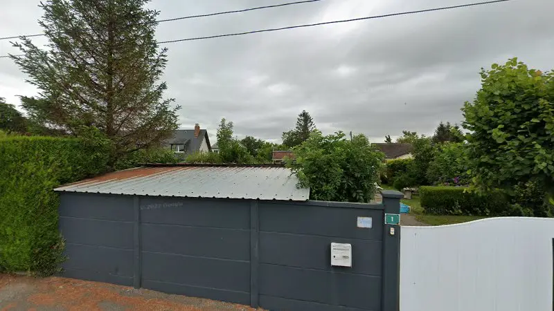 Vue de la rue devant Normandie Pièces Auto, Gonfreville-l'Orcher