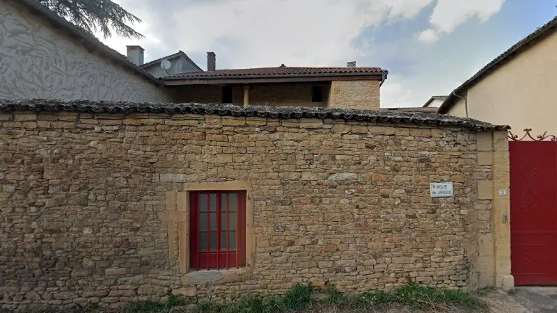 Vue de la rue devant Gambut Auto Services, Porte des Pierres Dorées