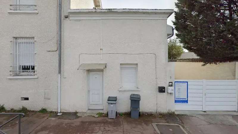Vue de la rue devant Carrosserie AD rhône Autolub, Vénissieux