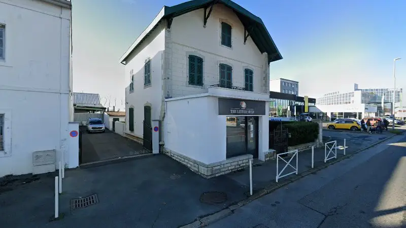 Vue de la rue devant Carrosserie edenauto Renault Dacia Bayonne, Bayonne