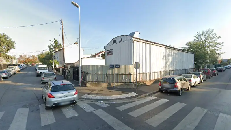 Vue de la rue devant First carrosserie, Nanterre