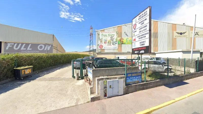 Vue de la rue devant Hosni carrosserie, Cannes