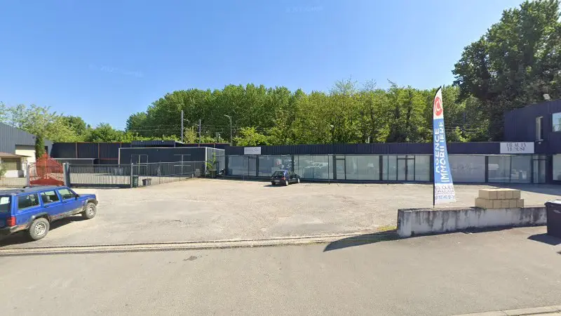 Vue de la rue devant Discount Auto Parts, Loire-sur-Rhône