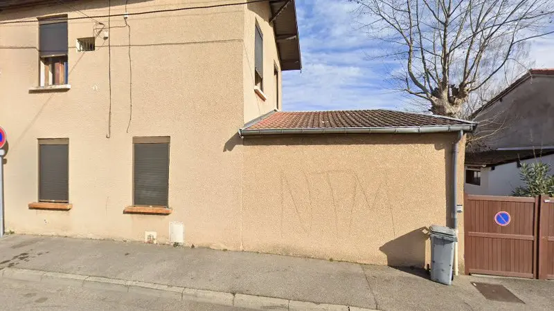Vue de la rue devant AUTO VMC - Motrio, Vaulx-en-Velin