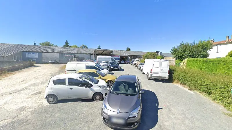 Vue de la rue devant Carroserie Pontoise Sarl, Pons