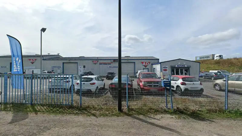 Vue de la rue devant AD Carrosserie et Garage Expert PONT L EVEQUE AUTO, Pont-l'Évêque