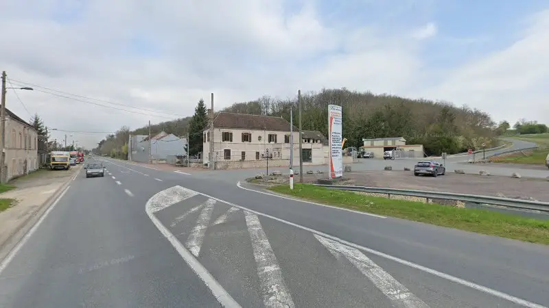 Vue de la rue devant Garage la croisiere, Souppes-sur-Loing