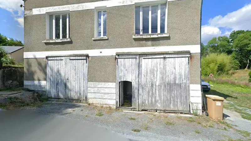 Vue de la rue devant Carrosserie B.D, Saint-Fiel
