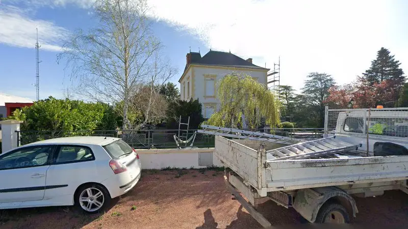 Vue de la rue devant Le Service De L Automobile, Saint-Alban-les-Eaux