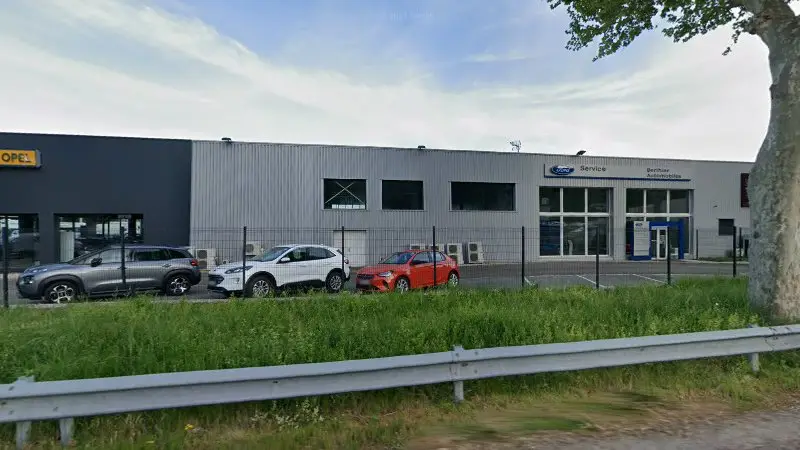 Vue de la rue devant SARL GARAGE BERTHIER Ford, Tournon-sur-Rhône