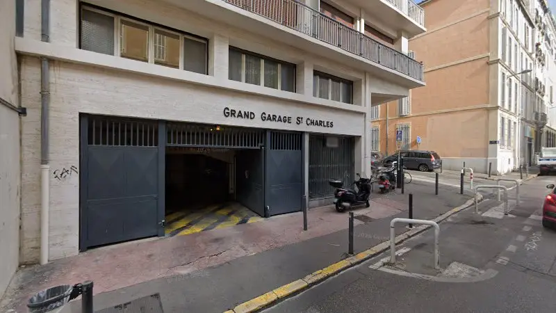 Vue de la rue devant Grand Garage St Charles, Marseille