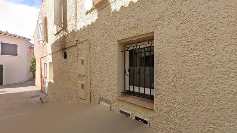 Vue de la rue devant La Grange Moto, Six-Fours-les-Plages
