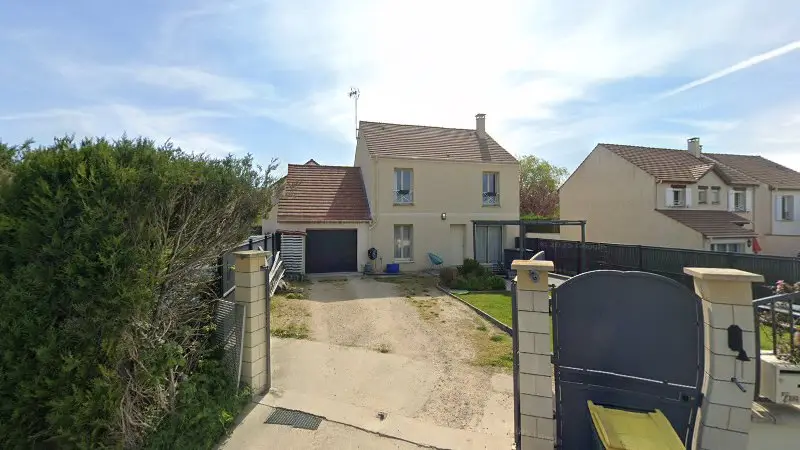 Vue de la rue devant JL Motomobiles, Saulx-Marchais
