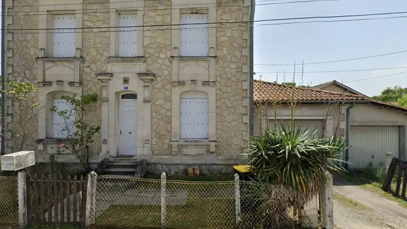 Vue de la rue devant Laura Service Auto, Saint-Yzan-de-Soudiac